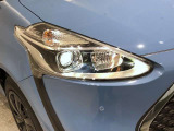 【LEDヘッドライト】悪天候や夜間走行時も良好な視界を確保し、安心して運転できるLEDヘッドライトを装備!点灯速度が速く、消費電力も抑えられます。