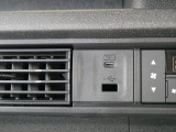 【コネクタ】USB充電用端子が備わっています。