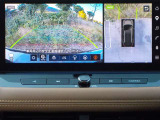 空から見下ろすような視点で、スムーズな駐車と安全確認をサポートする「アラウンドビューモニター」付です。