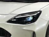 【LEDヘッドライト】悪天候や夜間走行時も良好な視界を確保し安心して運転できる高輝度LEDヘッドライトを装備!点灯速度が早く、消費電力も抑えられています。