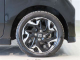 純正のアルミホイール装着車です。タイヤサイズは165/55R15です。