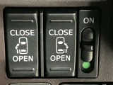 両側パワースライドドアを採用しており、運転席から簡単に開閉操作が可能です。駐車場や狭い場所でも扱いやすく、乗車時・降車時の負担を軽減します。