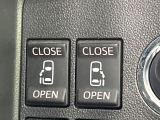 【両側パワースライドドア】スマートキーや運転席のスイッチで後席両側スライドドアの開閉が可能♪電動だから力を入れてドアを開ける必要が無く、小さなお子様でも簡単に開け閉めでき快適です♪