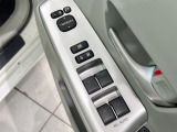 【電動格納ミラー】サイドミラーは電動格納式となっており、狭い駐車場でもキズがつくリスクを抑えられます。