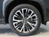 純正のアルミホイール装着車です。タイヤサイズは215/50R18です。