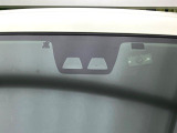 【スマートアシスト】走行中に前方の車両等を認識し、衝突しそうな時は警報とブレーキで衝突回避と被害軽減をアシスト。より安全にドライブをお楽しみいただけます。