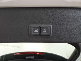 両手がふさがるほどの荷物があるとき、とても便利なオートマチックテールゲートが装備されております。