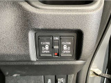 【リア両側パワースライドドア】リモコンなどで自動開閉。Hondaスマートキーを携帯していれば、軽い力で解錠とドアオープンが行えます。半ドア状態まで閉めると、自動的に全閉する機能付き。