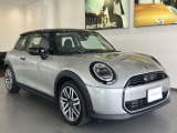 MINIのフロントグリルのデザインはイギリスで生まれた当初から、シルバーのサイドバーが折り重なった伝統的なデザインで御座います。その伝統はBMWのお車になってからでも少しずつ形を変えて守られております