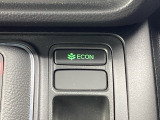 ECONモードの機能として、「燃費が良くなるアクセル制御」があります。アクセルペダルを余分に踏み込んでしまった場合でも、自動的に燃料の噴射量を抑え、エンジンの効率が良い領域で働かせるようにします。