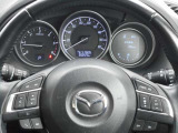 【マツダ・レーダー・クルーズ・コントロール (MRCC)】運転者がアクセルやブレーキを踏まなくても設定した速度での定速走行や先行車との車間距離を一定に保つ追従走行により、運転者の負担を軽減するシステムです。
