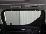 スライドドアに収納式のサンシェードを装備しています。