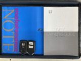 スマートキーは鍵をバッグに入れたままでもドアロックの開閉やエンジンのON・OFFができます。夜間や雨の日も鍵を探さなくて良いので便利です。