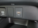 便利なUSBジャック・12V電源ソケットも付いています。周辺機器の充電にご利用頂けます。