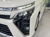 【LEDヘッドライト】悪天候や夜間走行時も良好な視界を確保し安心して運転できる高輝度LEDヘッドライトを装備!点灯速度が早く、消費電力も抑えられています。