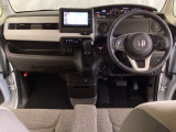 車内は光触媒抗菌消臭施工済です。インパネ周りはスタイリッシュなデザインで機能や装備も充実しています。グローブボックスやカップホルダーのほかにトレーなどたくさんの収納スペースが付いています。