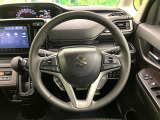インテリアに合わせたデザインのステアリングは、運転される方のことも考え、運転しやすい形状、大きさです。是非一度、実際に触ってお確かめください。