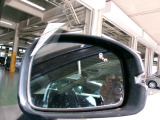 ブラインドスポットインフォメーションを装備しています。走行中の死角になりやすい自車の斜め後方車両を検知し、ドライバーへの注意を促すことで運転負荷を軽減します。