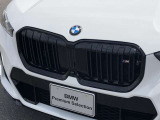 左右のキドニー・グリルの中心にはBMWのエンブレムが鎮座し、個性を放つデザイン性を兼ね備えました。