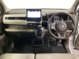 車内は光触媒抗菌消臭施工済です。インパネ周りはスタイリッシュなデザインで機能や装備も充実しています。グローブボックスやカップホルダーのほかにトレーなどたくさんの収納スペースが付いています。