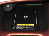 ワイヤレス充電器がついています。対応スマートフォンを置くだけで充電が可能です。
