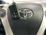 【スマートキー】カバンやポケットに入れたままでもドアの施錠・解錠が可能なスマートキーを装備。エンジンのオン・オフ時もカギを取り出す必要が無いからとっても便利です♪