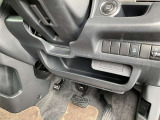 駐車ブレーキは足踏み式です