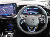 Volkswagen全車共通の上質な本革を使用した手触りのしっとりとしたステアリングです。唯一素肌が触れるハンドルは上位モデルと同じ握り心地になっております。
