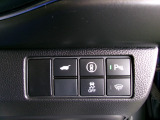 パーキングセンサーや横滑りを防ぐVSA等のスイッチ類は運転席の右側、手の届きやすい位置にあります。
