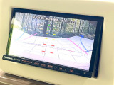 【バックカメラ】駐車時に後方がリアルタイム映像で確認できます。大型商業施設や立体駐車場での駐車時や、夜間のバック時に大活躍!運転スキルに関わらず、今や必須となった装備のひとつです!
