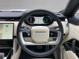 握りやすくシンプルなデザイン。ACCやブラインドスポット、レーンキープアシスト機能などを搭載します。