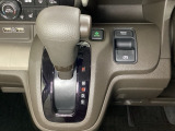 CVT車のセレクトレバーです。低速から高速まで、変速ショックのないスムーズな走りと、エンジン効率のよい領域を維持して燃費にも貢献します。サイドブレーキはスイッチ操作の電子制御パーキングブレーキです。