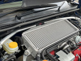 【STIタワーバー】お車の剛性を高めるタワーバーを装備。よりスムーズなコーナリング走行が可能となり、走りも楽しめます。