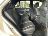 メルセデスのシートは少し硬めになっております。長時間の運転の際、適度な反発があることでお尻や腰の負担を減らす効果が御座います。