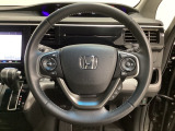 ハンドルにHondaセンシング系のクルーズコントロールやレーンキープアシストなどのスイッチと、オーディオの操作スイッチが装備されています。ハンドルから手を離さず安全に操作できます。
