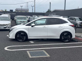 当店は照明・屋根付きスペースございますので雨天時も安心して現車確認が可能です。