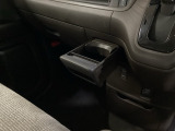 収納式ドリンクホルダーは、運転席・助手席どちらからも手が届きやすく、使いたい時にサッと引き出せる便利な仕様です。