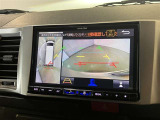 複数のカメラの映像をもとに、クルマを真上から見ているような映像をドライバーに提供し駐車をサポートする機能です。