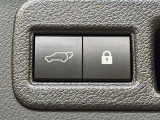 【パワーバックドア】スマートキーや運転席のボタンを押すだけでリアゲートが自動で開閉します!荷物を持っている時や、高い位置にあるバックドアを閉める際に便利な機能です♪