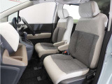 運転席と助手席は足元が繋がっているので自由に行き来しやすいので駐車場が狭いときでも助手席側からスムーズに乗り降りできて便利!