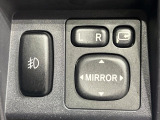【電動格納ミラー】サイドミラーは電動格納式となっており、狭い駐車場でもキズがつくリスクを抑えられます。