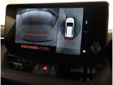 パノラミックビューモニター付きです。車両を上から見たような映像をディスプレイオーディオ画面に表示。運転席からの目視だけでは見にくい、車両周辺の状況をリアルタイムでしっかり確認できます。