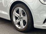 17インチ純正アルミホイール装備 全車両に標準装備の純正アルミホイールは、純正ならではのバランスの良いデザインと、走行安定性をお楽しみ頂けます。