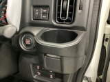 運転席ドリンクホルダーは、ドライバーがすぐ取り出せる位置に付いています。