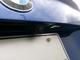 後方の映像をモニターに映し出し、駐車や後退時の安全をサポート。ガイドライン表示で距離感を把握しやすく、夜間や狭い場所でも安心して操作できる便利なカメラです