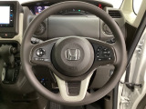 ハンドルにHondaセンシング系のクルーズコントロールやレーンキープアシストなどのスイッチと、オーディオの操作スイッチが装備されています。ハンドルから手を離さず安全に操作できます。