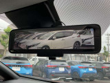 【インテリジェントルームミラー】車両後方のカメラ映像がミラー(液晶画面)に写るので、後席の人や荷物が写りこみません。夜間や悪天候でも視界が良好です♪
