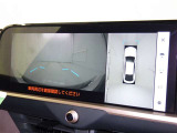 パノラミックビューモニターを装備。駐車場や交差点でクルマを真上から見るように周囲を確認できます。機能の詳細は販売店スタッフまでおたずねください。