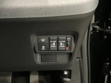 【リア両側パワースライドドア】リモコンなどで自動開閉。Hondaスマートキーを携帯していれば、軽い力で解錠とドアオープンが行えます。半ドア状態まで閉めると、自動的に全閉する機能付き。