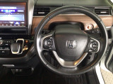 【ハンドル】運転にかかわる様々な操作を安全に行えるように視点移動が少なく操作性に配慮されたスイッチ類が凝縮されたコックピットです。